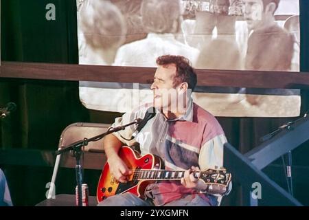 New Orleans, LOUISIANA, USA - 24 aprile 2004: Il sudafricano Johnny Clegg si esibisce all'Allison Miner Music Heritage Stage al New Orleans Jazz and Heritage Festival 2004 Foto Stock