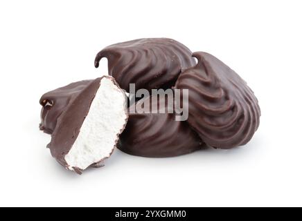 Mucchio di marshmallow freschi ricoperti di cioccolato isolato su bianco. Foto Stock