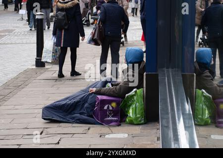 Windsor, Berkshire, Regno Unito. 16 dicembre 2024. Un senzatetto siede sul marciapiede in Peascod Street, nella ricca Windsor, Berkshire. Crediti: Maureen McLean/Alamy Foto Stock