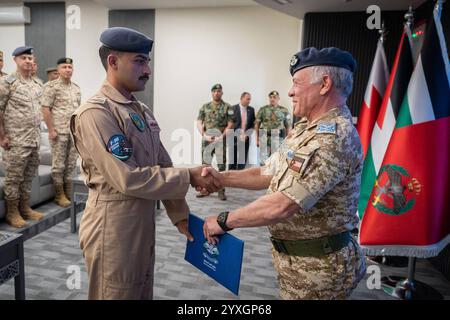 Il re giordano Abdullah II, inaugura lo Air Combat Training Squadron presso la base aerea Martyr Pilot Muwaffaq al-salti, il re giordano Abdullah II, inaugura lo Air Combat Training Squadron presso la base aerea Martyr Pilot Muwaffaq al-salti e sponsorizza la laurea del corso di conversione con la partecipazione di piloti della Royal Jordanian Air Force e del Regno del Bahrain. Giordania, il 15 dicembre 2024. Foto di Royal Hashemite Court Amman Amman Jordan 161224 Jordan RPO 006 Copyright: XapaimagesxRoyalxHashemitexCourtxxxapaimagesx Foto Stock