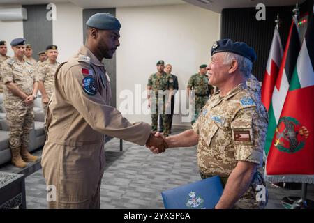 Il re giordano Abdullah II, inaugura lo Air Combat Training Squadron presso la base aerea Martyr Pilot Muwaffaq al-salti, il re giordano Abdullah II, inaugura lo Air Combat Training Squadron presso la base aerea Martyr Pilot Muwaffaq al-salti e sponsorizza la laurea del corso di conversione con la partecipazione di piloti della Royal Jordanian Air Force e del Regno del Bahrain. Giordania, il 15 dicembre 2024. Foto di Royal Hashemite Court Amman Amman Jordan 161224 Jordan RPO 002 Copyright: XapaimagesxRoyalxHashemitexCourtxxxapaimagesx Foto Stock
