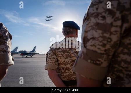 Il re giordano Abdullah II, inaugura lo Air Combat Training Squadron presso la base aerea Martyr Pilot Muwaffaq al-salti, il re giordano Abdullah II, inaugura lo Air Combat Training Squadron presso la base aerea Martyr Pilot Muwaffaq al-salti e sponsorizza la laurea del corso di conversione con la partecipazione di piloti della Royal Jordanian Air Force e del Regno del Bahrain. Giordania, il 15 dicembre 2024. Foto di Royal Hashemite Court Amman Amman Jordan 161224 Jordan RPO 003 Copyright: XapaimagesxRoyalxHashemitexCourtxxxapaimagesx Foto Stock