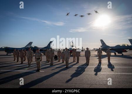 Il re giordano Abdullah II, inaugura lo Air Combat Training Squadron presso la base aerea Martyr Pilot Muwaffaq al-salti, il re giordano Abdullah II, inaugura lo Air Combat Training Squadron presso la base aerea Martyr Pilot Muwaffaq al-salti e sponsorizza la laurea del corso di conversione con la partecipazione di piloti della Royal Jordanian Air Force e del Regno del Bahrain. Giordania, il 15 dicembre 2024. Foto di Royal Hashemite Court Amman Amman Jordan 161224 Jordan RPO 007 Copyright: XapaimagesxRoyalxHashemitexCourtxxxapaimagesx Foto Stock