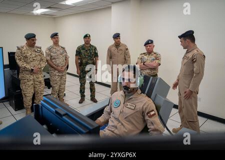 Il re giordano Abdullah II, inaugura lo Air Combat Training Squadron presso la base aerea Martyr Pilot Muwaffaq al-salti, il re giordano Abdullah II, inaugura lo Air Combat Training Squadron presso la base aerea Martyr Pilot Muwaffaq al-salti e sponsorizza la laurea del corso di conversione con la partecipazione di piloti della Royal Jordanian Air Force e del Regno del Bahrain. Giordania, il 15 dicembre 2024. Foto di Royal Hashemite Court Amman Amman Jordan 161224 Jordan RPO 008 Copyright: XapaimagesxRoyalxHashemitexCourtxxxapaimagesx Foto Stock