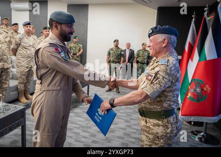 Il re giordano Abdullah II, inaugura lo Air Combat Training Squadron presso la base aerea Martyr Pilot Muwaffaq al-salti, il re giordano Abdullah II, inaugura lo Air Combat Training Squadron presso la base aerea Martyr Pilot Muwaffaq al-salti e sponsorizza la laurea del corso di conversione con la partecipazione di piloti della Royal Jordanian Air Force e del Regno del Bahrain. Giordania, il 15 dicembre 2024. Foto di Royal Hashemite Court Amman Amman Jordan 161224 Jordan RPO 001 Copyright: XapaimagesxRoyalxHashemitexCourtxxxapaimagesx Foto Stock