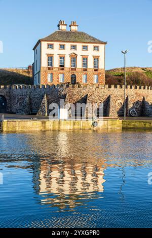 La Gunsgreen House del XVIII secolo si affacciava sul porto di Eyemouth, Berwickshire, Scottish Borders, Scotland UK Foto Stock