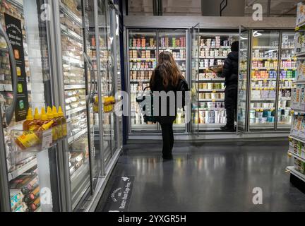 Shopping in un supermercato Whole Foods Market di New York giovedì 12 dicembre 2024. L'inflazione è aumentata del 2,7% a novembre rispetto allo scorso anno, ma poiché l'inflazione è ancora a livelli elevati, si prevede che la Fed ridurrà i tassi di interesse. (© Richard B. Levine) Foto Stock