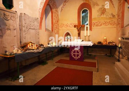 Weihnachtsmarkt mit einer Weihnachtskrippenausstellung in der evangelischen Sankt Martinskirche - Wichmannshausen, Deutschland, GER, Germania, 14.12.2024 - Die nordhessische Dorfgemeinschaft Ortsteil der Stadt Sontra lädt zum traditionellen Weihnachtsmarkt illuerminierten Innenhof Boyeburger des losses. DAS Gut Boyneburg in der Nähe der Ortschaft Wichmannshausen, ist ein ehemaliges Rittergut mit einer langen Geschichte. 1460 wird es erstmals urkundlich erwähnt und ist seitdem im Besitz der Familie von Boyneburg bzw. Von Boyneburgk. Einige regionale Händler bieten überwiegend selbstherg Foto Stock