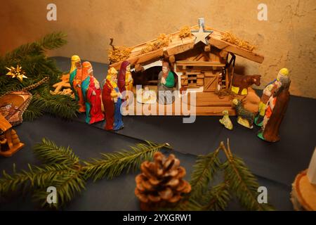 Weihnachtsmarkt mit einer Weihnachtskrippenausstellung in der evangelischen Sankt Martinskirche - Wichmannshausen, Deutschland, GER, Germania, 14.12.2024 - Die nordhessische Dorfgemeinschaft Ortsteil der Stadt Sontra lädt zum traditionellen Weihnachtsmarkt illuerminierten Innenhof Boyeburger des losses. DAS Gut Boyneburg in der Nähe der Ortschaft Wichmannshausen, ist ein ehemaliges Rittergut mit einer langen Geschichte. 1460 wird es erstmals urkundlich erwähnt und ist seitdem im Besitz der Familie von Boyneburg bzw. Von Boyneburgk. Einige regionale Händler bieten überwiegend selbstherg Foto Stock