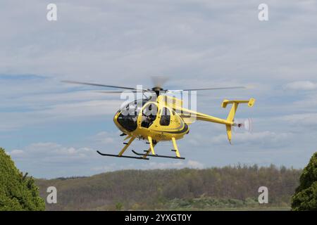 La nostra MD530 di ritorno da una pattuglia elettrica in West Virginia. Il clima soleggiato e i cieli calmi hanno reso il volo sicuro alla ricerca di problemi di rete Foto Stock