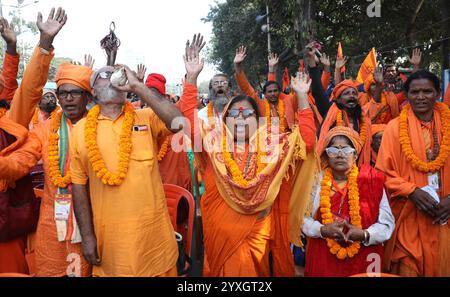 Kolkata, Bengala Occidentale, India. 16 dicembre 2024. I membri dell'Hindu Suraksha Samiti gridano slogan durante una protesta contro il recente arresto del sacerdote dell'ISKCON Bangladesh Chinmoy Krishna Das da parte della polizia di Dacca a Kolkata, in India, il 16 dicembre 2024. (Immagine di credito: © Rupak De Chowdhuri/ZUMA Press Wire) SOLO PER USO EDITORIALE! Non per USO commerciale! Crediti: ZUMA Press, Inc./Alamy Live News Foto Stock