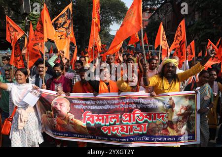 Kolkata, Bengala Occidentale, India. 16 dicembre 2024. I membri dell'Hindu Suraksha Samiti gridano slogan durante una protesta contro il recente arresto del sacerdote dell'ISKCON Bangladesh Chinmoy Krishna Das da parte della polizia di Dacca a Kolkata, in India, il 16 dicembre 2024. (Immagine di credito: © Rupak De Chowdhuri/ZUMA Press Wire) SOLO PER USO EDITORIALE! Non per USO commerciale! Crediti: ZUMA Press, Inc./Alamy Live News Foto Stock