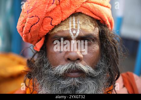 Kolkata, Bengala Occidentale, India. 16 dicembre 2024. Un membro dell'Hindu Suraksha Samiti grida slogan durante una protesta contro il recente arresto del sacerdote dell'ISKCON Bangladesh Chinmoy Krishna Das da parte della polizia di Dacca a Kolkata, in India, il 16 dicembre 2024. (Immagine di credito: © Rupak De Chowdhuri/ZUMA Press Wire) SOLO PER USO EDITORIALE! Non per USO commerciale! Crediti: ZUMA Press, Inc./Alamy Live News Foto Stock