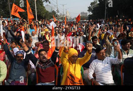 Kolkata, Bengala Occidentale, India. 16 dicembre 2024. I membri dell'Hindu Suraksha Samiti gridano slogan durante una protesta contro il recente arresto del sacerdote dell'ISKCON Bangladesh Chinmoy Krishna Das da parte della polizia di Dacca a Kolkata, in India, il 16 dicembre 2024. (Immagine di credito: © Rupak De Chowdhuri/ZUMA Press Wire) SOLO PER USO EDITORIALE! Non per USO commerciale! Crediti: ZUMA Press, Inc./Alamy Live News Foto Stock