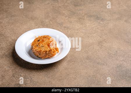 Il Perkedel Kentang è una croquette di patate con carne macinata e patate bollite o altri tipi di amido, che poi schiacciano le patate con aglio, sale e. Foto Stock