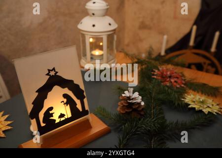 Weihnachtsmarkt mit einer Weihnachtskrippenausstellung in der evangelischen Sankt Martinskirche - Wichmannshausen, Deutschland, GER, Germania, 14.12.2024 - Die nordhessische Dorfgemeinschaft Ortsteil der Stadt Sontra lädt zum traditionellen Weihnachtsmarkt illuerminierten Innenhof Boyeburger des losses. DAS Gut Boyneburg in der Nähe der Ortschaft Wichmannshausen, ist ein ehemaliges Rittergut mit einer langen Geschichte. 1460 wird es erstmals urkundlich erwähnt und ist seitdem im Besitz der Familie von Boyneburg bzw. Von Boyneburgk. Einige regionale Händler bieten überwiegend selbstherg Foto Stock