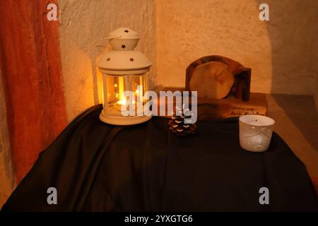 Weihnachtsmarkt mit einer Weihnachtskrippenausstellung in der evangelischen Sankt Martinskirche - Wichmannshausen, Deutschland, GER, Germania, 14.12.2024 - Die nordhessische Dorfgemeinschaft Ortsteil der Stadt Sontra lädt zum traditionellen Weihnachtsmarkt illuerminierten Innenhof Boyeburger des losses. DAS Gut Boyneburg in der Nähe der Ortschaft Wichmannshausen, ist ein ehemaliges Rittergut mit einer langen Geschichte. 1460 wird es erstmals urkundlich erwähnt und ist seitdem im Besitz der Familie von Boyneburg bzw. Von Boyneburgk. Einige regionale Händler bieten überwiegend selbstherg Foto Stock