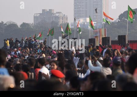 Kolkata, India. 16 dicembre 2024. People graders a Kolkata, India, lunedì 16 dicembre 2024. Durante il tatuaggio militare che celebra il giorno della Vittoria, segnando la vittoria dell'India sul Pakistan nella guerra del 1971 per liberare il Bangladesh. Immagini di Debajyoti Chakraborty. (Foto: Debajyoti Chakraborty/News Images) a Kolkata, India il 12/16/2024. (Foto di Debajyoti Chakraborty/News Images/Sipa USA) credito: SIPA USA/Alamy Live News Foto Stock