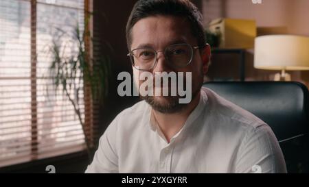 Joyful Happy Caucasian ceo leader uomo d'affari Guy Employer che lavora in ufficio imprenditore maschile che utilizza il sorriso del manager dell'agente di tecnologia laptop Foto Stock