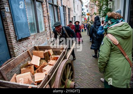 14 dicembre, Deventer. Ogni anno, intorno a questa data, il mondo del XIX secolo dello scrittore inglese Charles Dickens rivive nella splendida città olandese di Deventer, con oltre 950 personaggi tratti dai famosi libri di Dickens Back to Life. Foto Stock