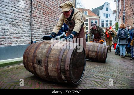 14 dicembre, Deventer. Ogni anno, intorno a questa data, il mondo del XIX secolo dello scrittore inglese Charles Dickens rivive nella splendida città olandese di Deventer, con oltre 950 personaggi tratti dai famosi libri di Dickens Back to Life. Foto Stock