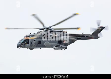Radom, Polonia - 25 agosto 2023: Elicottero da trasporto Merlin della Marina polacca Leonardo AgustaWestland AW101. Aviazione e velivoli a rotazione militari. Foto Stock