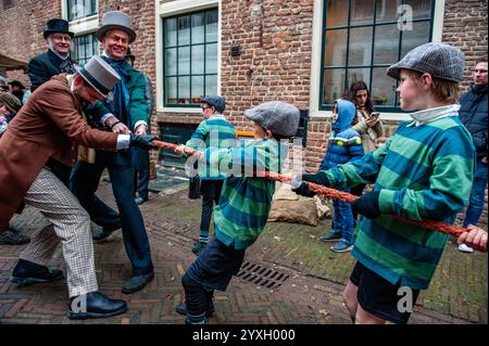 14 dicembre, Deventer. Ogni anno, intorno a questa data, il mondo del XIX secolo dello scrittore inglese Charles Dickens rivive nella splendida città olandese di Deventer, con oltre 950 personaggi tratti dai famosi libri di Dickens Back to Life. Foto Stock