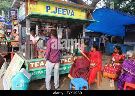 Chiosco di tè e caffè a Marina Beach a Chennai, Tamil Nadu, India Foto Stock
