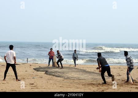 Cricket giocato a Marina Beach a Chennai, Tamil Nadu, India Foto Stock