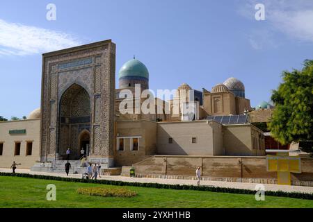 Necropoli di Shah-i-Zinda (una collezione di mausolei) nell'antica città della via della seta di Samarcanda, Uzbekistan. Foto Stock