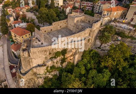 Vista aerea dei castelli di Herceg Novi e delle fortificazioni sulla baia di Cattaro in Montenegro Foto Stock