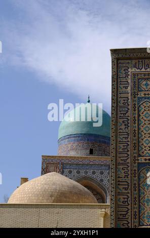 Necropoli di Shah-i-Zinda (una collezione di mausolei) nell'antica città della via della seta di Samarcanda, Uzbekistan. Foto Stock