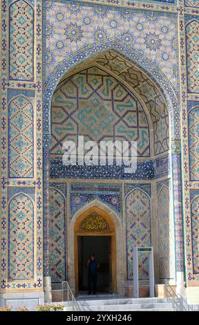 Necropoli di Shah-i-Zinda (una collezione di mausolei) nell'antica città della via della seta di Samarcanda, Uzbekistan. Foto Stock
