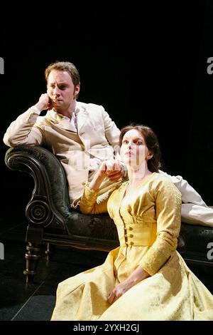 Peter McDonald (Richard Rowan), Dervla Kirwan (Bertha) in ESILIATI di James Joyce al Cottesloe Theatre, National Theatre (NT), Londra SE1 02/08/2006 design: Hildegard Bechtler illuminazione: Peter Mumford regista: James Macdonald Foto Stock