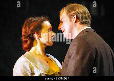 Dervla Kirwan (Bertha), Adrian Dunbar (Robert Hand) in ESILIO di James Joyce al Cottesloe Theatre, National Theatre (NT), Londra SE1 02/08/2006 design: Hildegard Bechtler illuminazione: Peter Mumford regista: James Macdonald Foto Stock