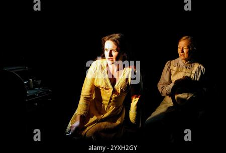 l-r: Dervla Kirwan (Bertha), Aine Ni Mhuiri (Brigid) in ESILIO di James Joyce al Cottesloe Theatre, National Theatre (NT), Londra SE1 02/08/2006 design: Hildegard Bechtler illuminazione: Peter Mumford regista: James Macdonald Foto Stock