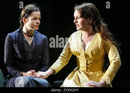 l-r: Marcella Plunkett (Beatrice Justice), Dervla Kirwan (Bertha) in ESILIATI di James Joyce al Cottesloe Theatre, National Theatre (NT), Londra SE1 02/08/2006 design: Hildegard Bechtler illuminazione: Peter Mumford regista: James Macdonald Foto Stock