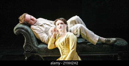 Peter McDonald (Richard Rowan), Dervla Kirwan (Bertha) in ESILIATI di James Joyce al Cottesloe Theatre, National Theatre (NT), Londra SE1 02/08/2006 design: Hildegard Bechtler illuminazione: Peter Mumford regista: James Macdonald Foto Stock