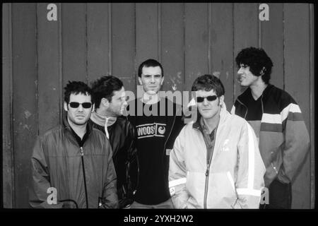 SUPER PRY ANIMALS, FULL GROUP PORTRAIT, 1997: Band gallese Super Furry Animals (Dafydd Ieuan, Guto Pryce, Cian Ciaran, Huw Bunford, Gruff Rhys) fuori dalla loro sala prove a Cardiff Bay, Galles, Regno Unito nel giugno 1997. Foto: Rob Watkins. INFO: Super Furry Animals, un gruppo musicale gallese di rock psichedelico formato nel 1993, ha portato un sound eclettico che mescola elementi rock, pop ed elettronici. Album come "Radiator" e "Fuzzy Logic" hanno mostrato il loro approccio inventivo e sfidante al genere, consolidando il loro status di pionieri nella scena musicale alternativa. Foto Stock