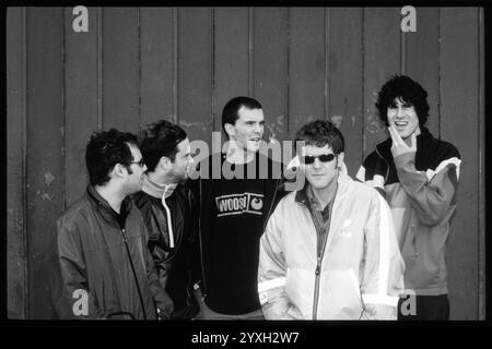 SUPER PRY ANIMALS, FULL GROUP PORTRAIT, 1997: Band gallese Super Furry Animals (Dafydd Ieuan, Guto Pryce, Cian Ciaran, Huw Bunford, Gruff Rhys) fuori dalla loro sala prove a Cardiff Bay, Galles, Regno Unito nel giugno 1997. Foto: Rob Watkins. INFO: Super Furry Animals, un gruppo musicale gallese di rock psichedelico formato nel 1993, ha portato un sound eclettico che mescola elementi rock, pop ed elettronici. Album come "Radiator" e "Fuzzy Logic" hanno mostrato il loro approccio inventivo e sfidante al genere, consolidando il loro status di pionieri nella scena musicale alternativa. Foto Stock