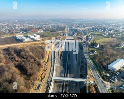 Nuova parte nord della tangenziale intorno a Cracovia in costruzione. Frammento di S52 che unisce A4 con S7. Incrocio Zielonki con tunnel e traffico c Foto Stock