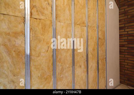 una nuova cartongesso con isolamento e perni metallici Foto Stock