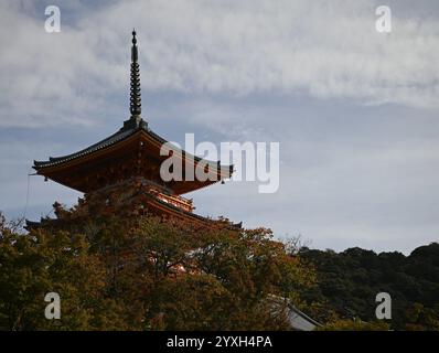 Vista panoramica dell'iconica pagoda a 3 piani Koyasunoto dedicata alla dea Koyasu Kannon sui terreni del tempio buddista Kiyomizu-dera, Giappone. Foto Stock