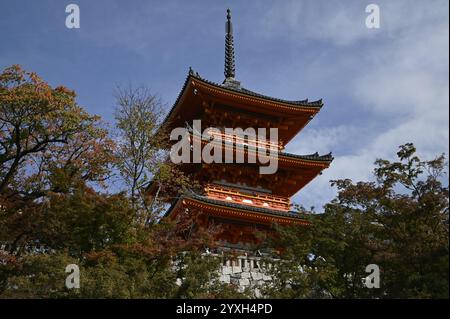 Vista panoramica dell'iconica pagoda a 3 piani Koyasunoto dedicata alla dea Koyasu Kannon sui terreni del tempio buddista Kiyomizu-dera, Giappone. Foto Stock