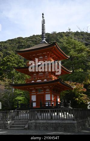 Vista panoramica dell'iconica pagoda a 3 piani Koyasunoto dedicata alla dea Koyasu Kannon sui terreni del tempio buddista Kiyomizu-dera, Giappone. Foto Stock