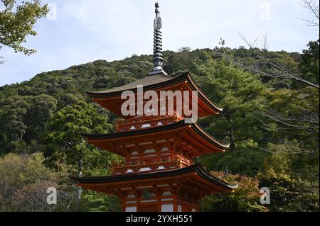 Vista panoramica dell'iconica pagoda a 3 piani Koyasunoto dedicata alla dea Koyasu Kannon sui terreni del tempio buddista Kiyomizu-dera, Giappone. Foto Stock