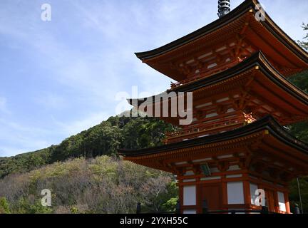 Vista panoramica dell'iconica pagoda a 3 piani Koyasunoto dedicata alla dea Koyasu Kannon sui terreni del tempio buddista Kiyomizu-dera, Giappone. Foto Stock