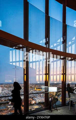 Le persone godono di viste panoramiche mozzafiato di Siviglia dalla piattaforma di osservazione di Torre Sevilla durante il tramonto. Foto Stock