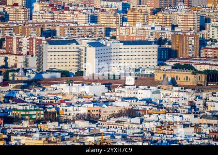 Lo storico Hospital de las Cinco Llagas si erge in primo piano tra le strutture moderne di Siviglia, mostrando la miscela di passato e presente. Foto Stock