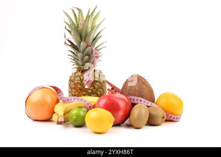 Composizione di frutta con metro a nastro. Sfondo bianco. Foto Stock